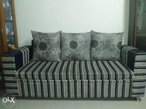 5 seater sofa set.. only 5 months old..