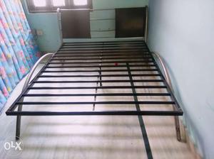 Iron bed with 2 attached custions
