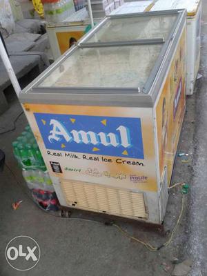 White And Beige Amul Ice Cream Freezer