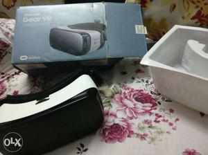 White Samsung Gear VR With Box