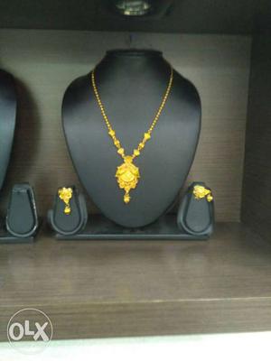 Gold Floral Necklace With Pair Of Earrings Et