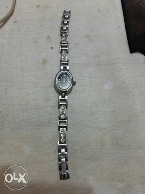 Ladies wrist watch. abh; band hai but cell dalwa