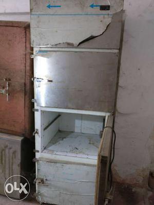 A restaurant fridge available in a good condition