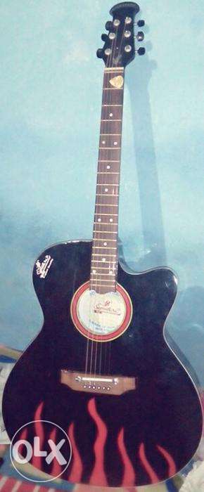 Signature guitar 4 month old in good condition...