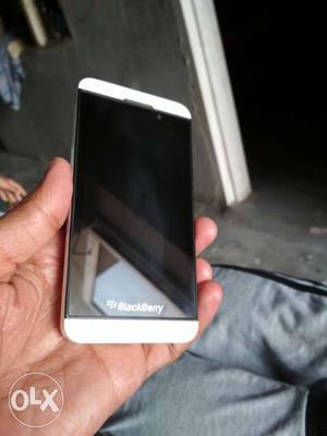 Blackberry z 10 white color only phone bina