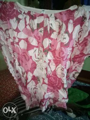 Pink printed captan top. easy to wear. size is