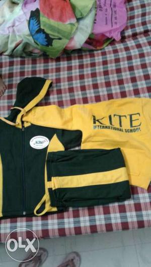 Selling a winter uniform of kite school for 4 yr