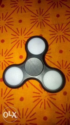 Black And White 3-blades Hand Spinner