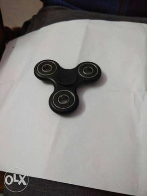 Black fidget spinner Spins around 4-5 minutes with 4