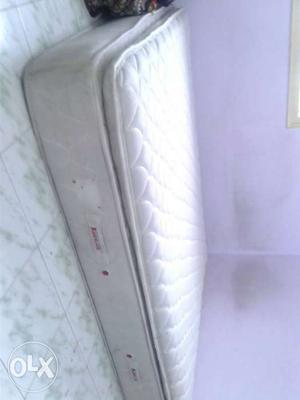 Brand new condition very less used kurl on luxury bed