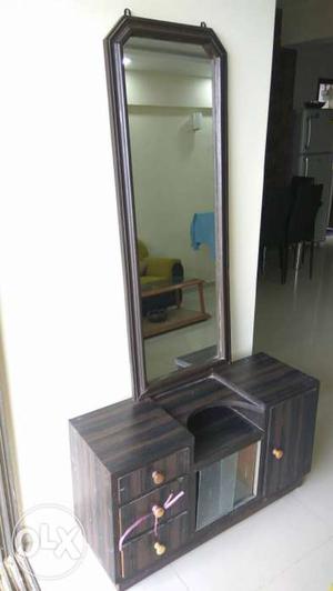 Elegant dressing table and mirror. 3 drawers, 2 cabinets