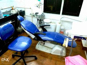 Hydraulic dental chair with motorised suction