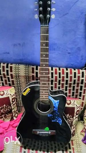Semi electric guitar in new condition...fixed price