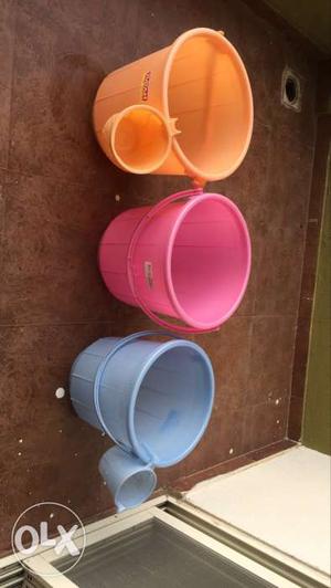 Set of 3 buckets and 2 mugs