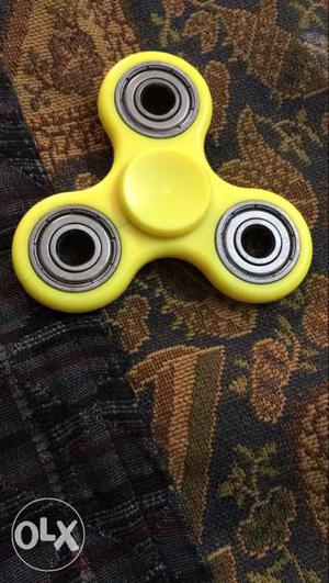 Spinner with metal bearings at each side
