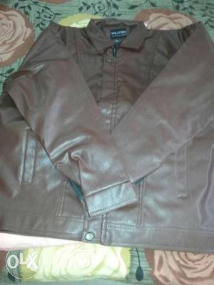 All season man's jacket size 32 Brown colour.