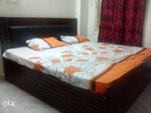 Hai im selling king size storage bed with matters