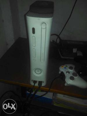White Xbox 360 Game Console With Controller