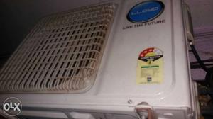 White Lloyd Window Typr Air Conditioner