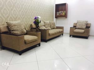 5 seater sofa set made of fabric and wood.