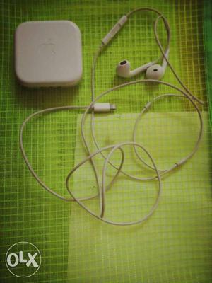 Iphone7 original earphone with box,only 2 month