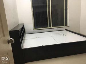 Queen size bed in good condition. Dimension 6x5,