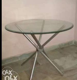 Round table with 4 chairs.Good condition