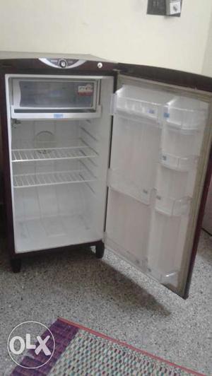 3 yr old fridge in good running condition and 3
