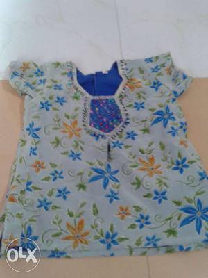 A baby top age 5 to 7. I want to sell this top