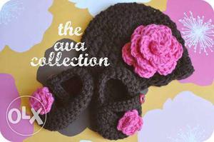 Crochet baby booties with cap made of woollen yarn