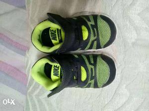 Toddler's Pair Of Black-and-green Nike Velcro Shoes