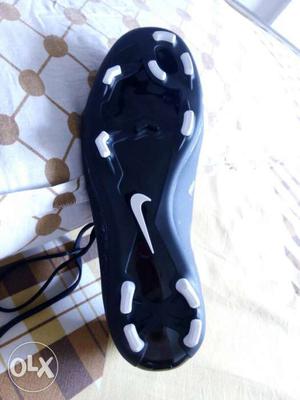 Unpaired Of Gray Nike Cleat Shoe