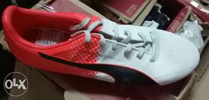 Unpaired Red And White Cleat