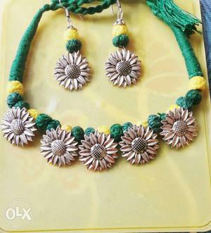White And Green Flower Pendant Necklace And Earrings
