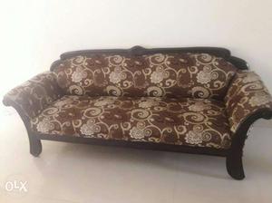 3+2 seater sofa set and centre table