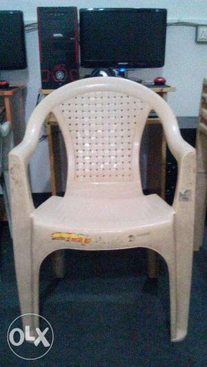 Chair with unbrackable plastic