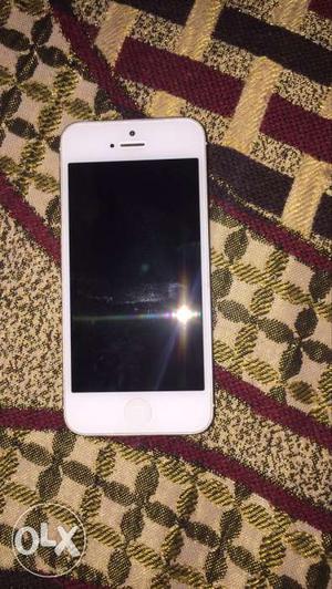 IPhone 5 32gb white phone is in full condition