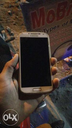 Samsung galaxy s4 new condition.. Display black aa rhi hai