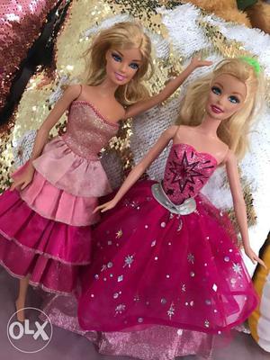 Set of 2 original barbie dolls one can even sing