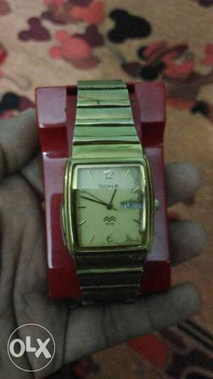 Sona golden wrist watch. good condition.and good