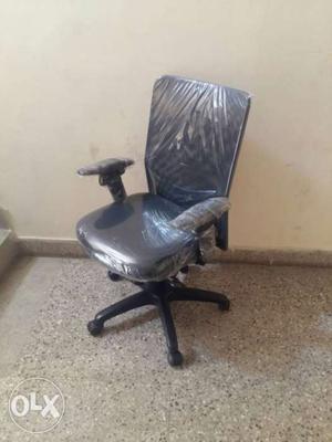 Back netted office chair in good condition