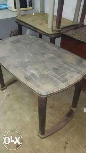 Brown plastic table wit 4 chairs