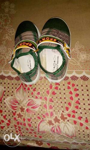 Canvas shoes green color with velcrow closer new
