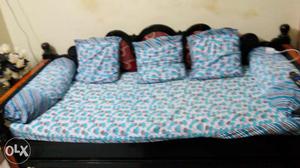 Diwana set with 3 pillows nd 2 cushions