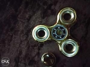 Gold colour metal fidget spinner new. Bought it