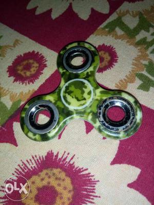 Green And Beige Camouflage Tri-spinner