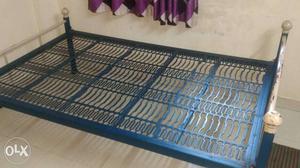 Heavy iron bed,good condition