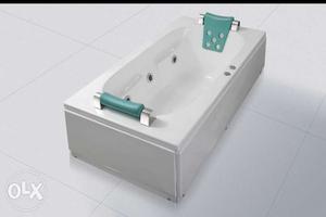 New Jacuzzi bath tub with 6 hydrojets and 5 yr