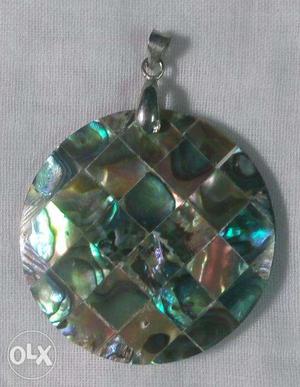 Pendent made of colored seashell