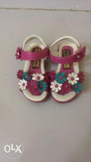 Baby shoes good for 6 to 12 month. In good